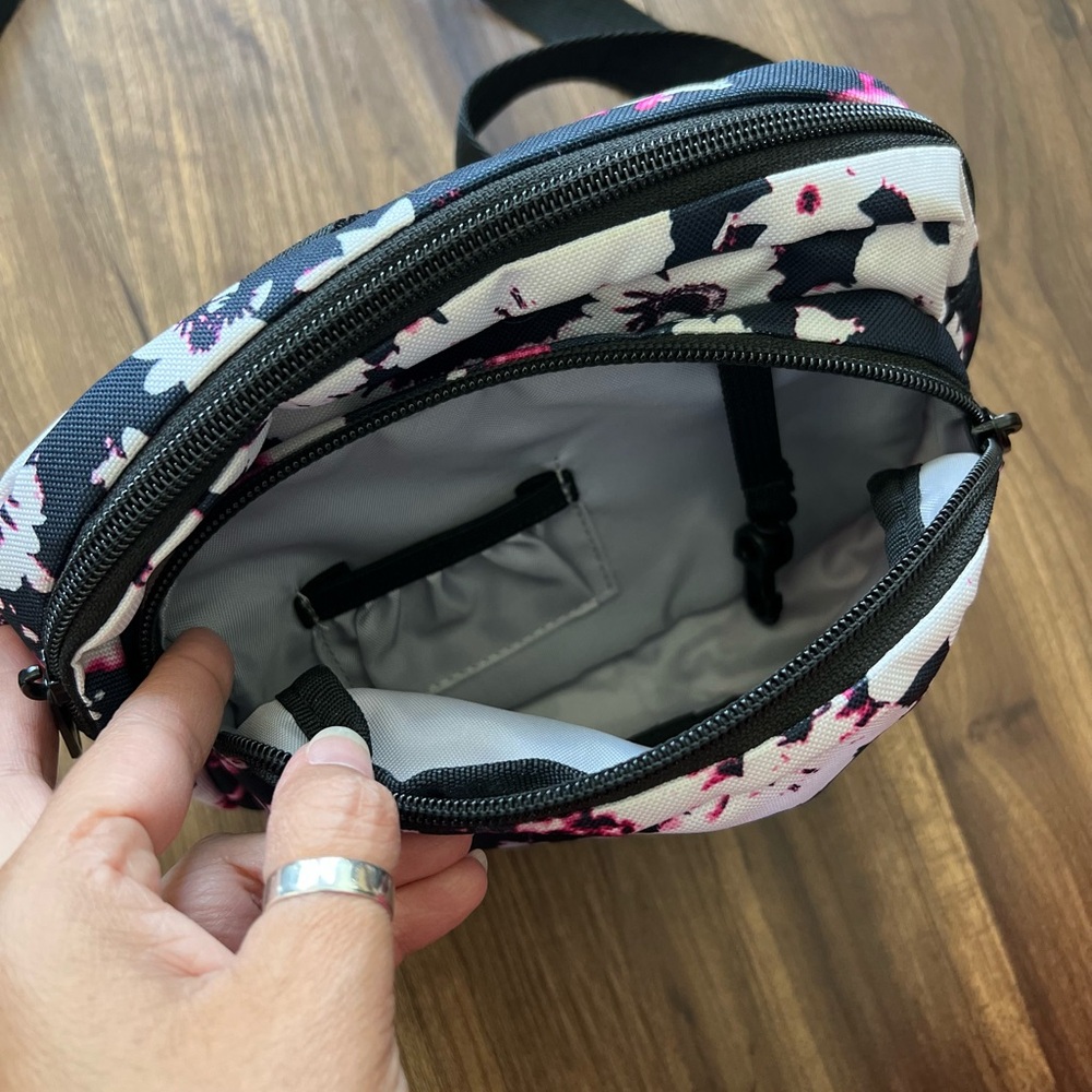 Adidas Hip Bag in Excellent Condition - Picture 5 of 5